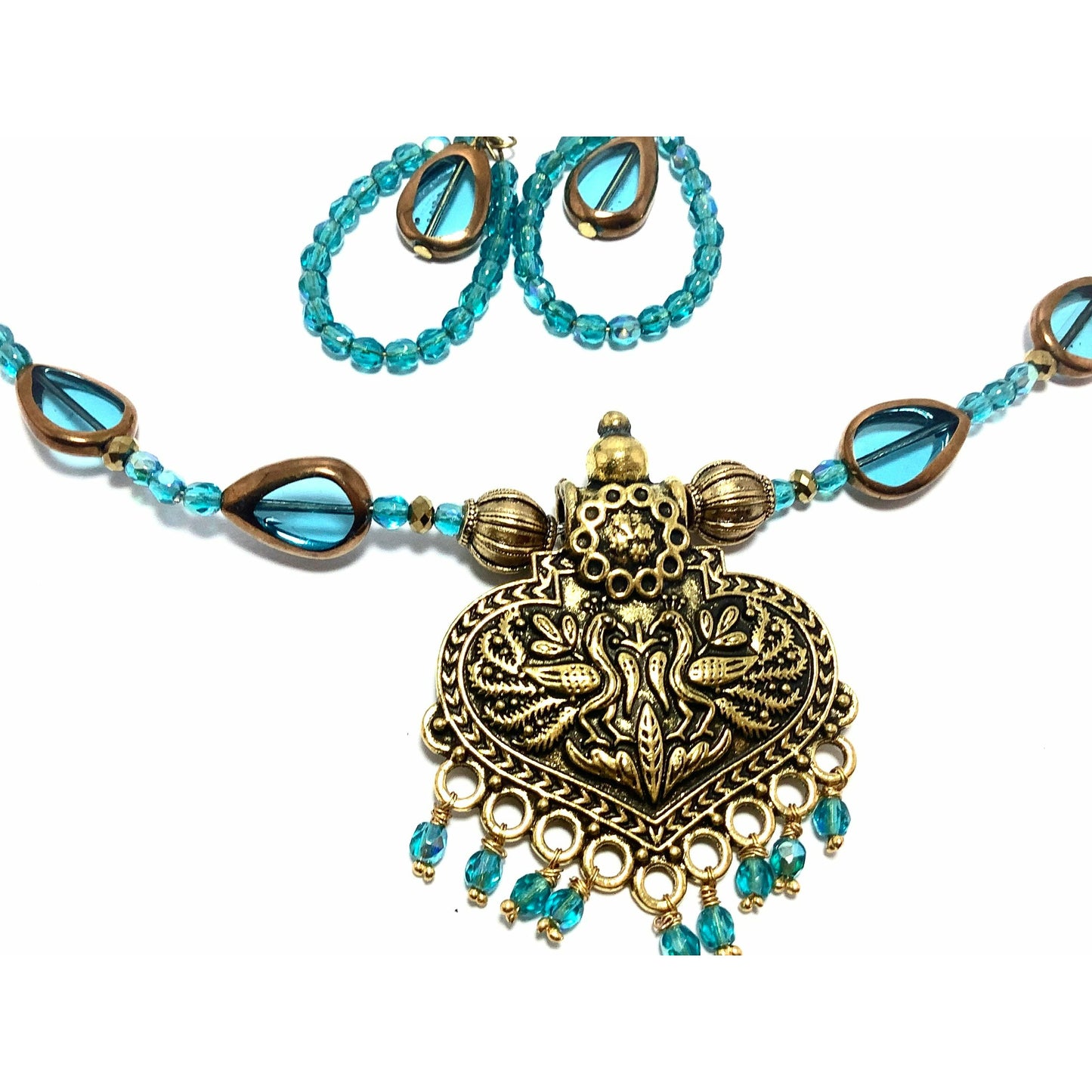 Traditional Design Necklace Set