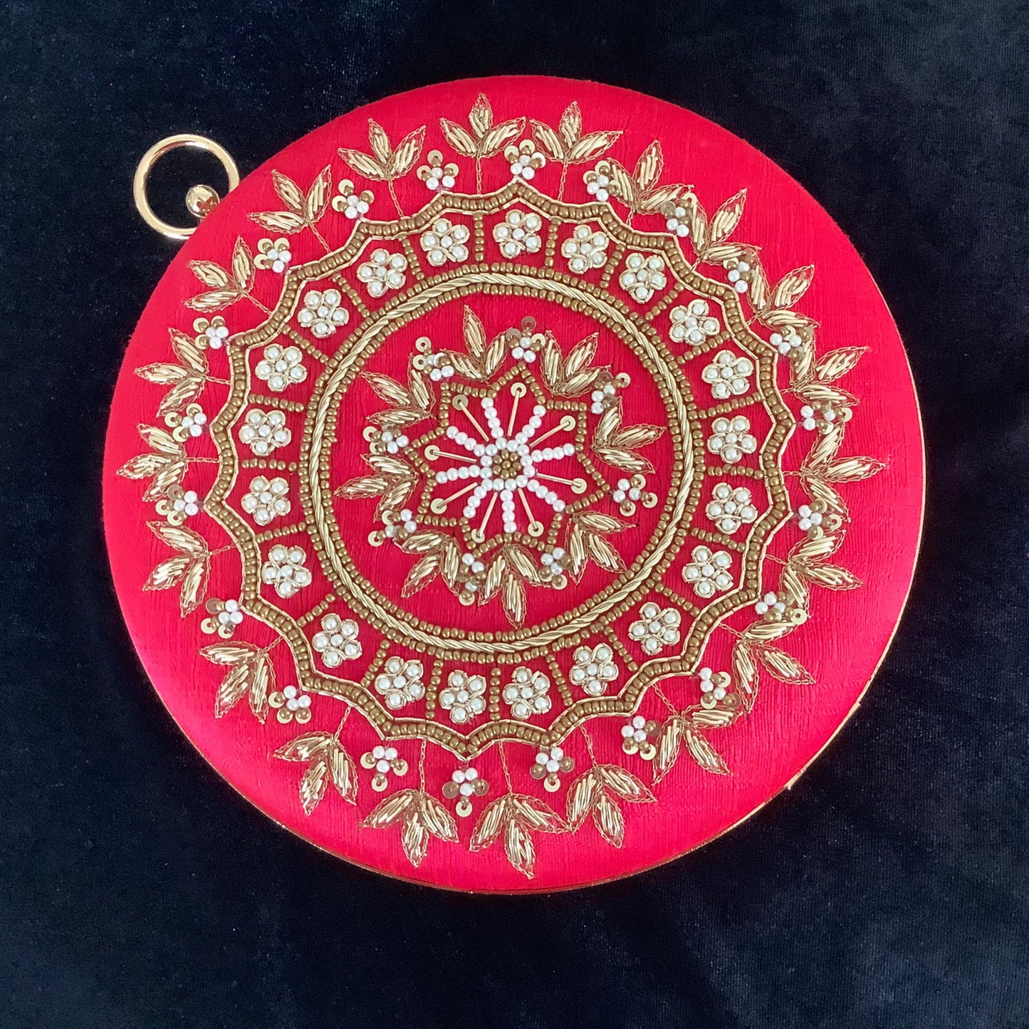 https://www.anuartstore.com/products/deep-pink-round-clutch-bag?utm_source=copyToPasteBoard&utm_medium=product-links&utm_content=web
