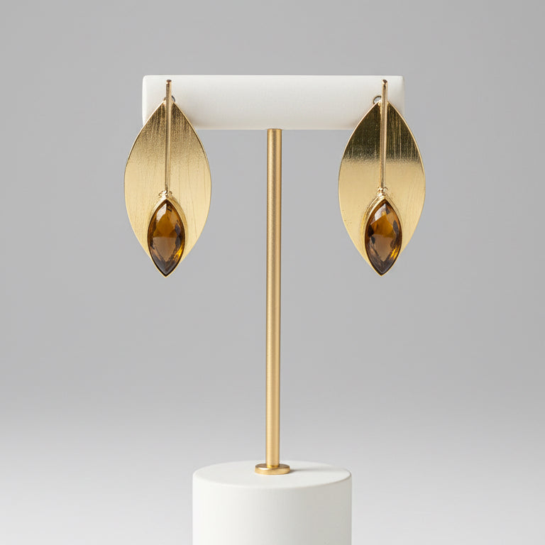 Gold leaf-shaped earrings o